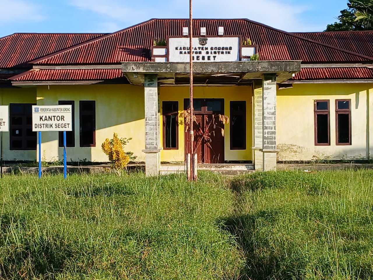 Kantor Distrik Seget Dipalang Warga, Aktivitas Pemerintahan Lumpuh Total