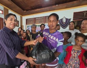 Pemerintah Pusat Salurkan Bantuan Sembako Kepada Anak Panti Asuhan Dan Mama-Mama Papua di Sorong