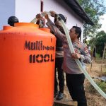 Polda Papua Barat Daya Salurkan 20 Ribu Liter Air Bersih untuk Masyarakat dalam Rangka Hari Bhayangkara ke-80