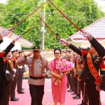 Polda Papua Barat Daya Gelar Farewell and Welcome Parade Sambut Kapolda Baru dengan Tradisi Adat Moi