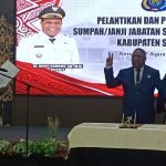 Bupati Johny Kamuru Lantik Nimrod Sesa Jadi Sekda, Pesan “Dengar-Dengaran” Mengemuka