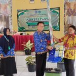 DLH Kota Sorong Salurkan Tong Sampah dan Bibit Pohon ke Puluhan Sekolah