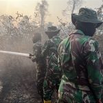Api Mengganas di SP 3, Damkar Yonif TP 806/SI Bergerak Cepat