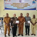 Sekda Nimrod Sesa Serahkan Bantuan bagi Penyandang Disabilitas, Apresiasi Pengabdian ASN Purna Bakti